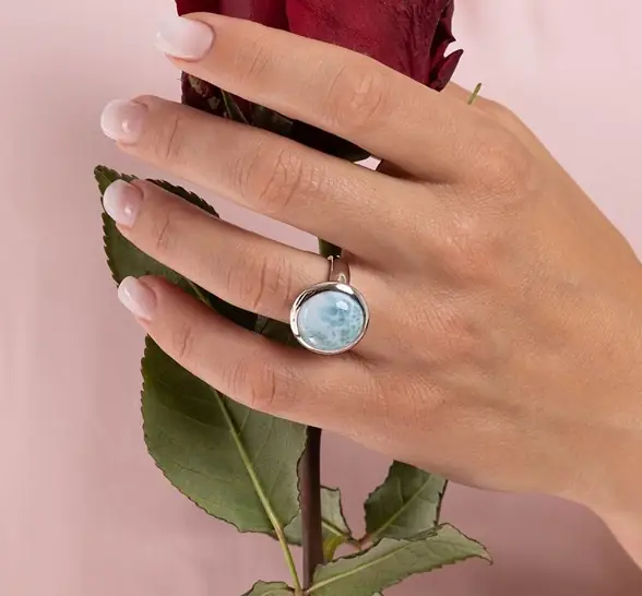 Velký stříbrný prstýnek s modrým kamenem