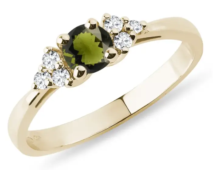 Elegantní zlatý prsten vltavín