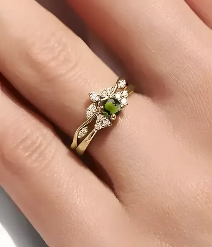 Zlatý zásnubní prstýnek s vltavínem a diamanty