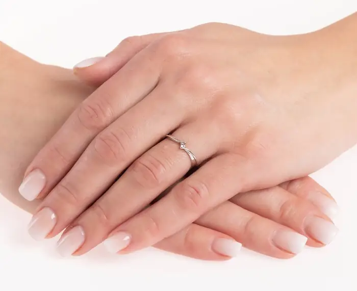 Nádhera v každém detailu: moderní zásnubní prsten z bílého zlat