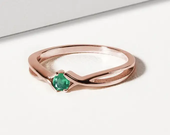Růžovozlatý zásnubní prstýnek se smaragdem
