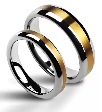 Wolframové snubní prsteny pro pár zdobené zlatým pruhem