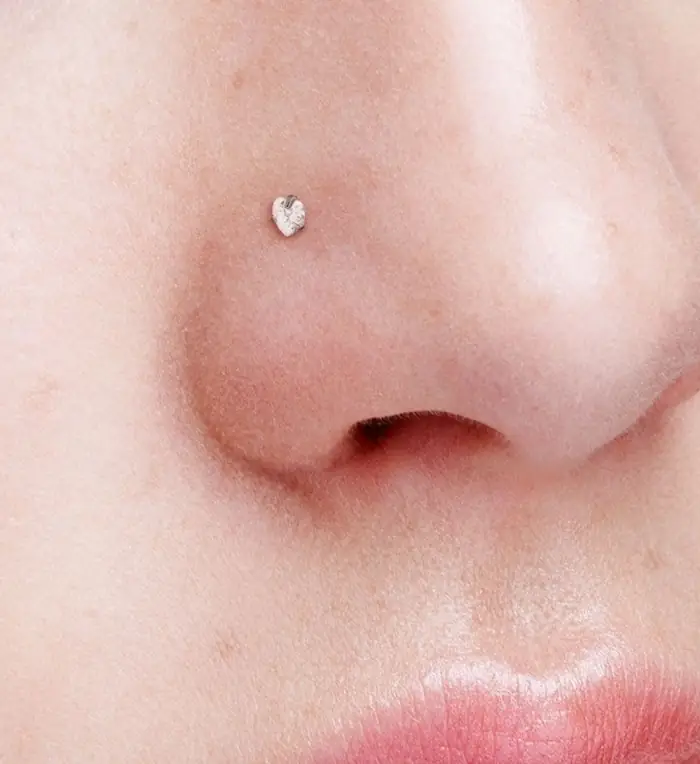 Srdíčkový piercing do nosu