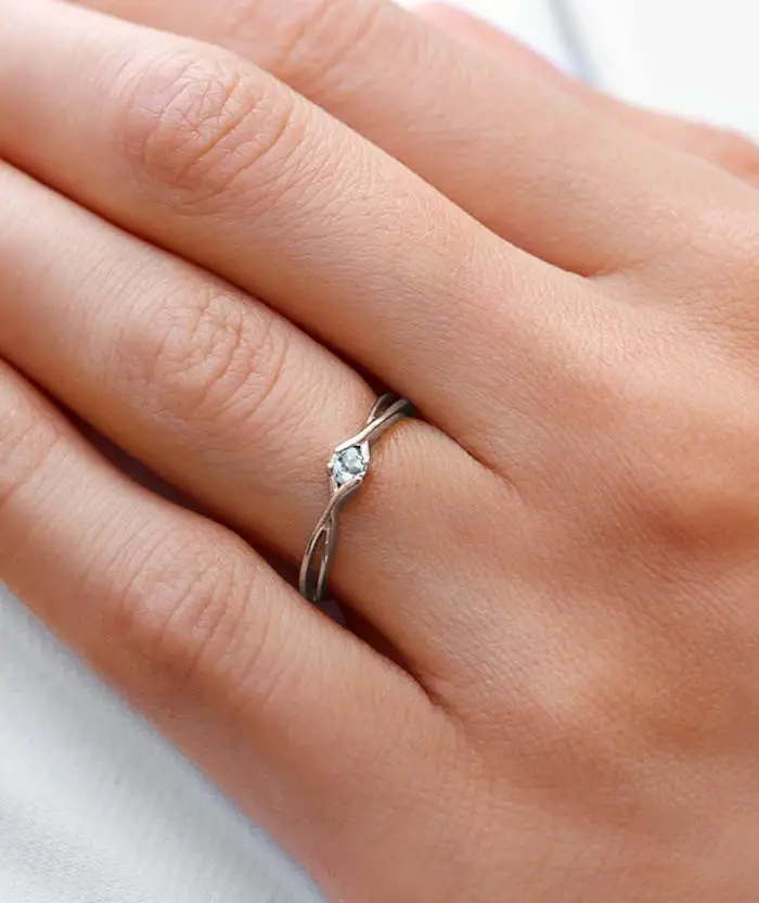 Akvamarín zasazený v bílém 14K zlatu: Překrásný zásnubní prsten nebo luxusní dárek