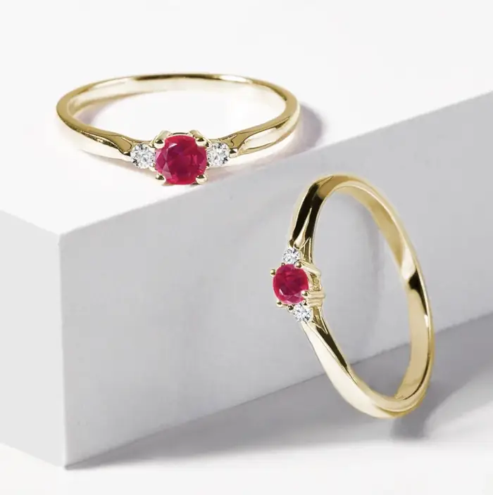 Elegantní zlaté zásnubní prstýnky s rubíny