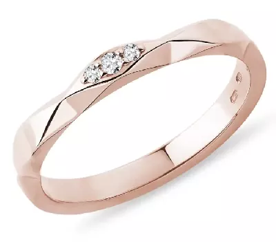 Jemný dámský prsten z růžového 14k zlata se třemi drobnými diamanty v kulatém brusu