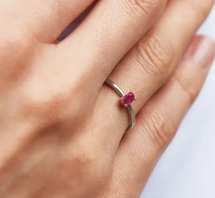 Jednoduchý zásnubní prstýnek s rubínem