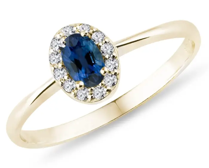 Architektura lásky: Zlatý zásnubní prsten s oválným safírem a diamanty