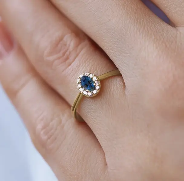 Zaltý prsten s velkým safírem
