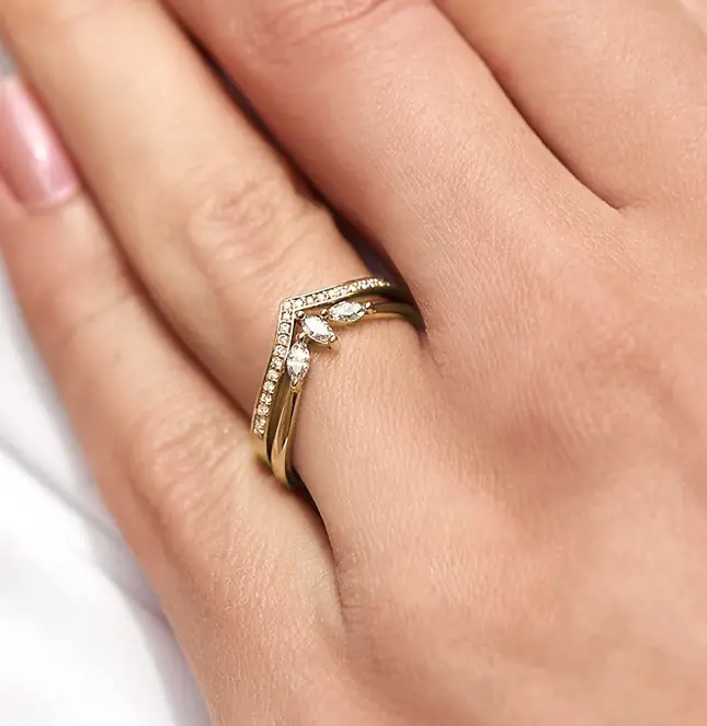 Elegance, která překonává čas: Zásnubní prsten s diamanty v tradičním stylu