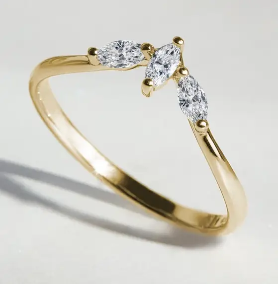 Zlatý zásnubní prsten s diamanty: Tradice setkává luxus