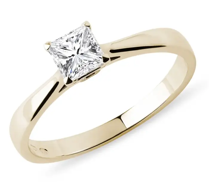 Luxusní prstýnek ze žlutého zlata s diamantem v netradičním čtvercovém brusu princess