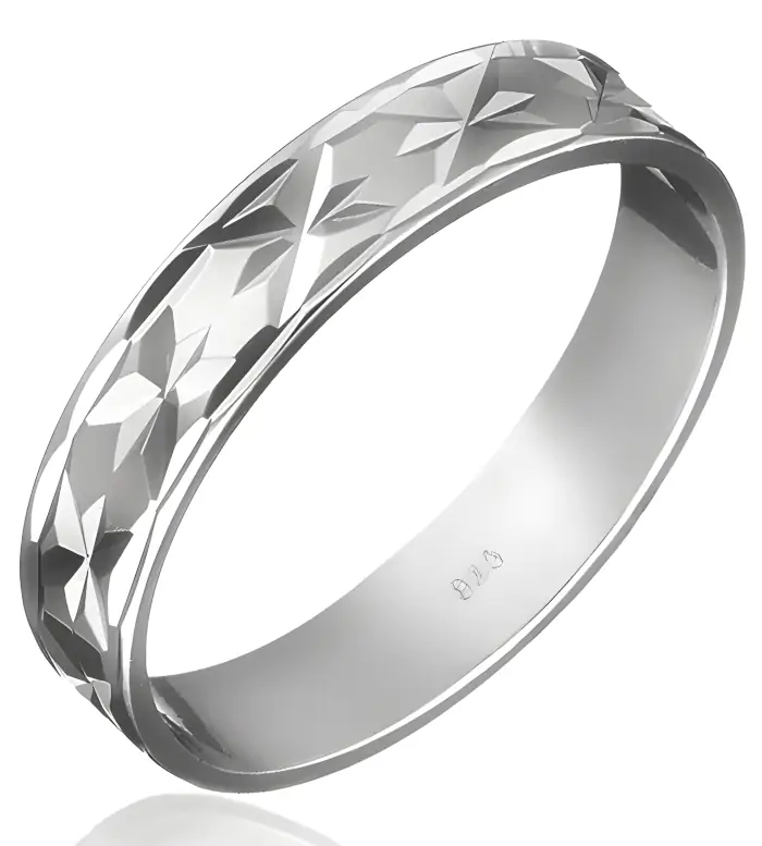 Pánský stříbrný snubní prsten gravírované paprsky. Sluneční zář v kruhu stříbra. 