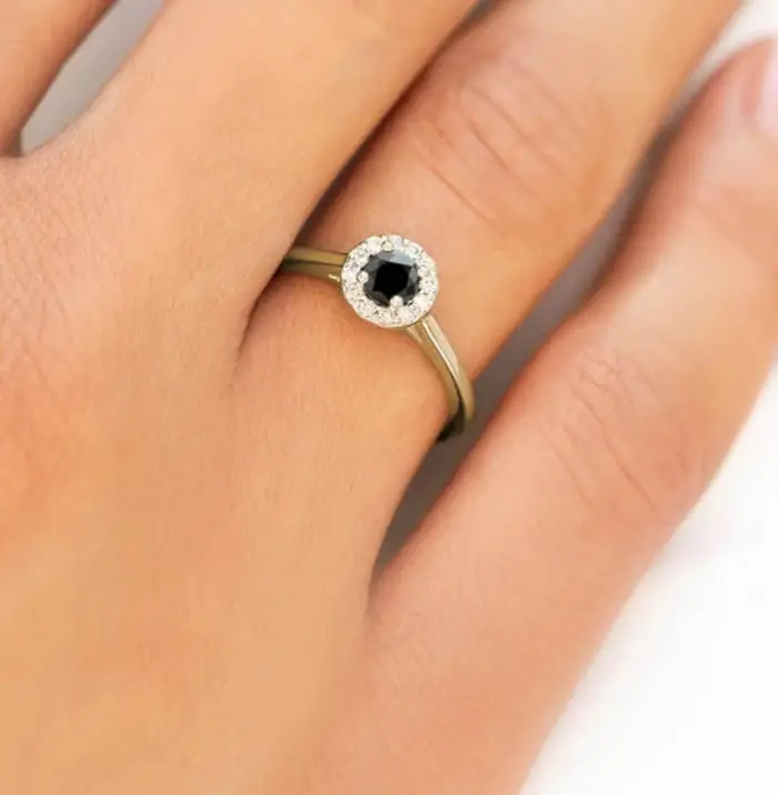 Zásnubní prsten s černým diamantem a brilianty