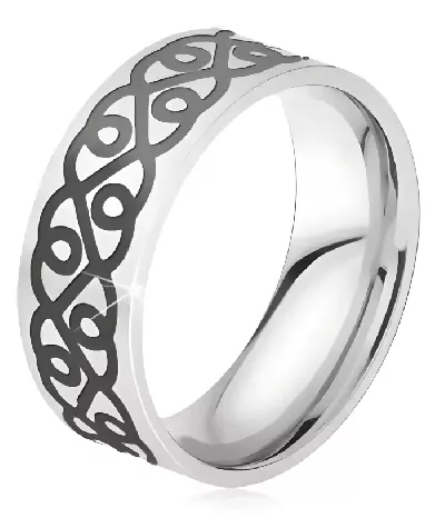 Prsten z chirurgické oceli s vyrytým ornamentem černých srdcí 