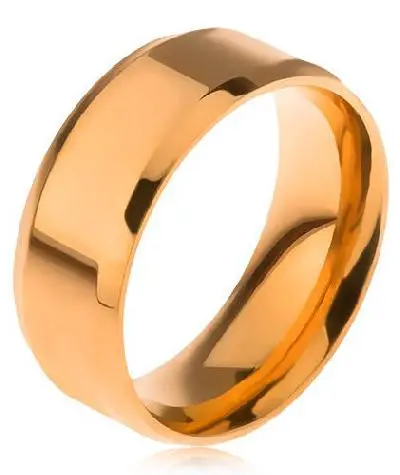 Levný ocelový prsten, který oslní svým zlatým nádechem