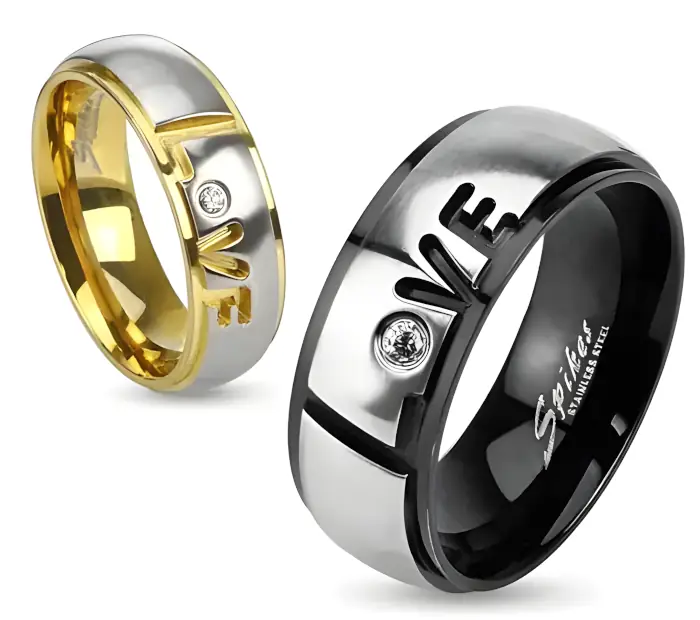 Pánský černý prsten z chirurgické oceli s nápisem Love a zirkonem
