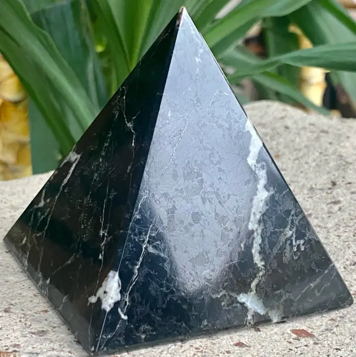 Pyramida z černého onyxu vhodná při řešení obtížných situací