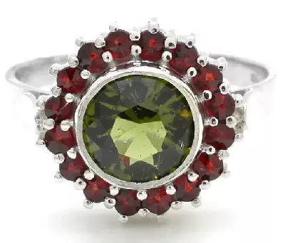 Masivní prsten s velkým zeleným vltavínem obklopeným červenými českými granáty