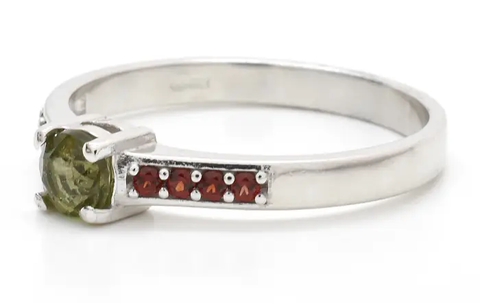 Stříbrný prstýnek se zeleným vtavínem a červenými granáty