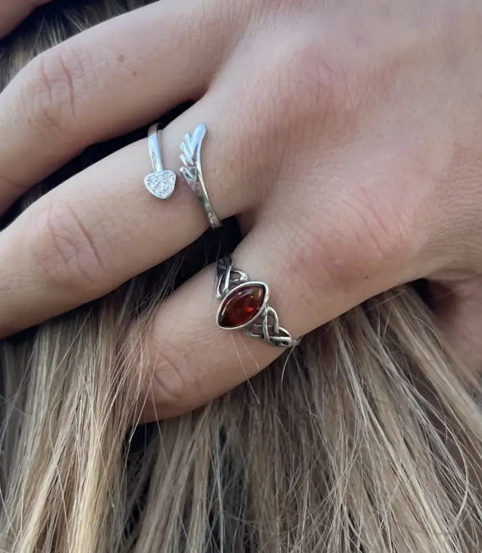 Stříbrný patinovaný prsten s přírodním jantarem