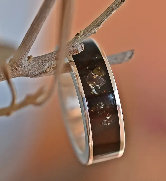 Jantarový snubní prsten