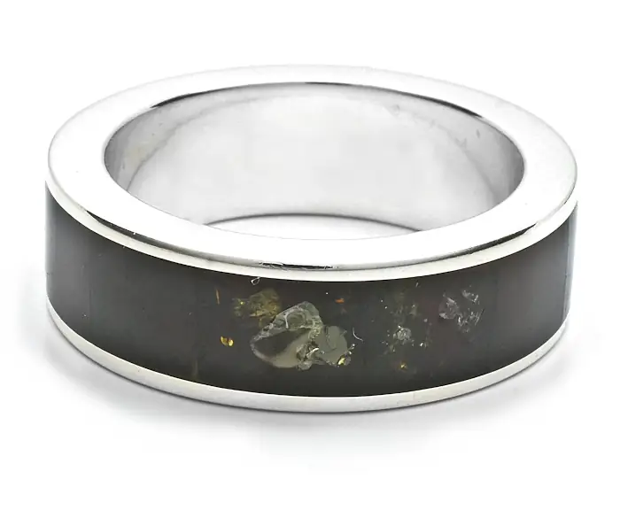 Rhodiovaný snubní prsten s jantarem