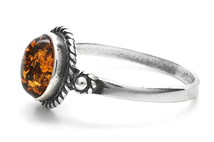 Stříbrný jantarový prsten s patinou