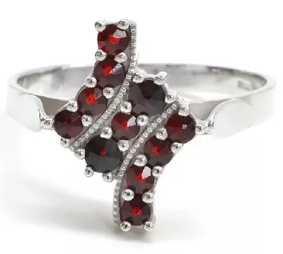 Elegantní stříbrný prsten s českými granáty