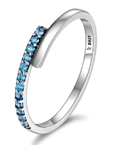 Elegantní stříbrný prsten vykládaný modrými zirkony