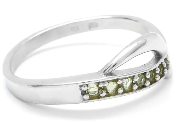 Stříbrný prsten se zelenými vltavíny