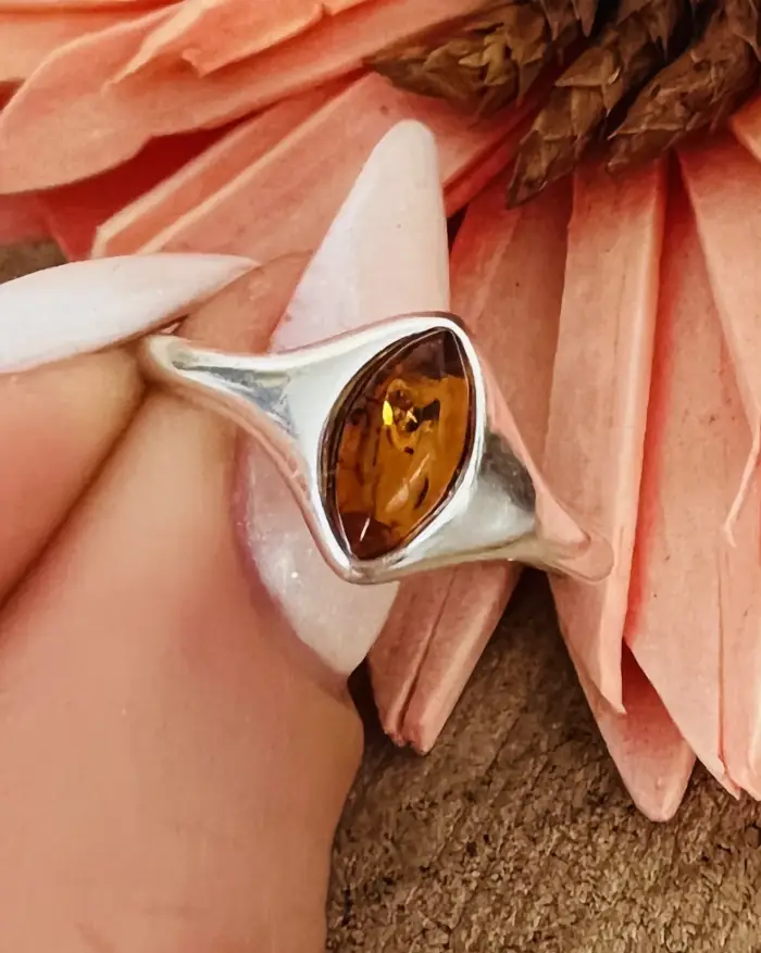 Stříbrný prsten jantarové oko