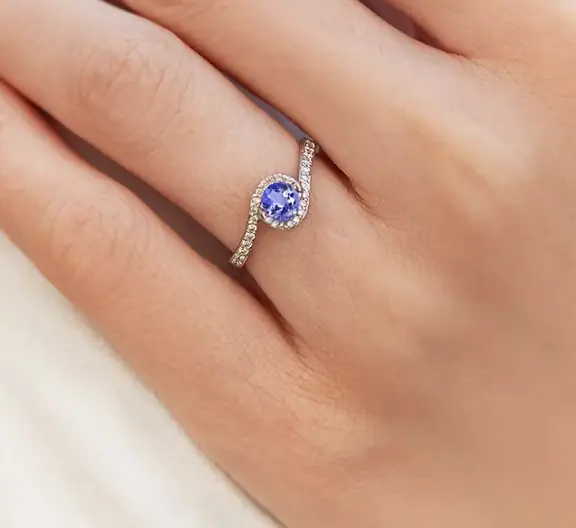 Zásnubní prsten s tanzanitem a vlnkou z diamantů