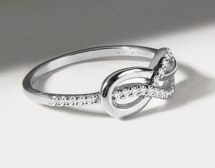 Nekonečná elegance: Diamantový prsten z bílého zlata.
