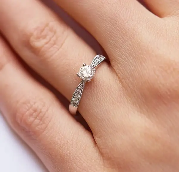 Zásnubní prsten, který vypráví příběh lásky