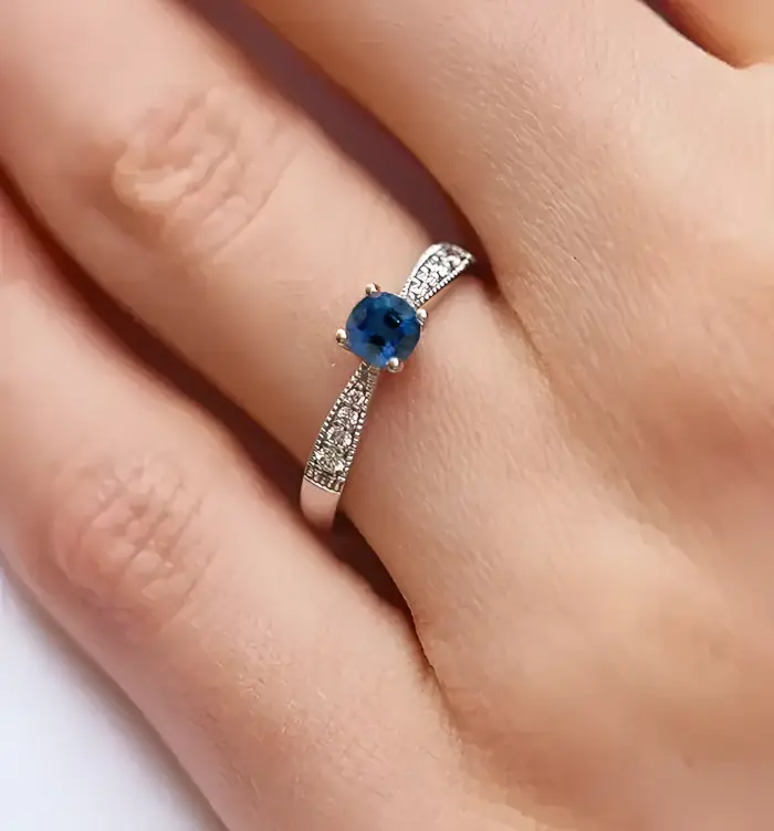 Diamantový prstýnek s kulatým modrým safírem