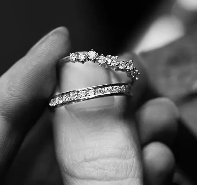 Originální zlaté snubní prsteny s brilianty