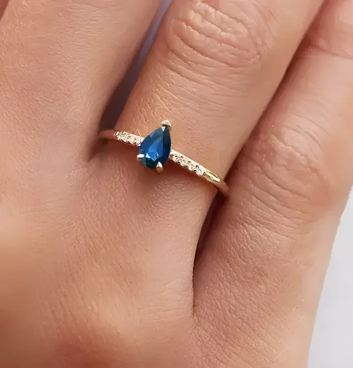 Zlatý prstýnek s modrým pear safírem