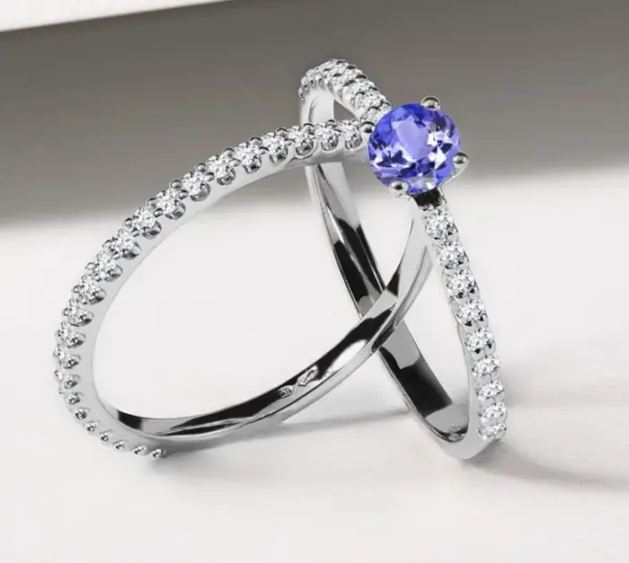 Zásnubní prsten s diamanty a fialovým kamenem