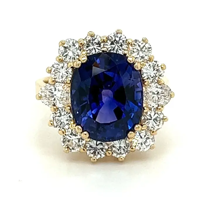 Luxusní zlatý prsten s ovalným safírem a halo diamanty
