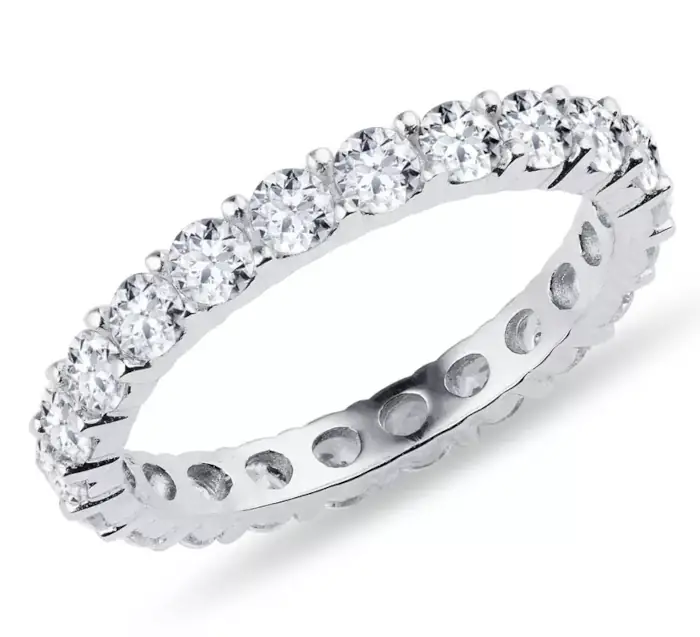 Luxusní dámský snubní prsten z bílého 14k zlata zdobený po celém obvodu zářivými diamanty