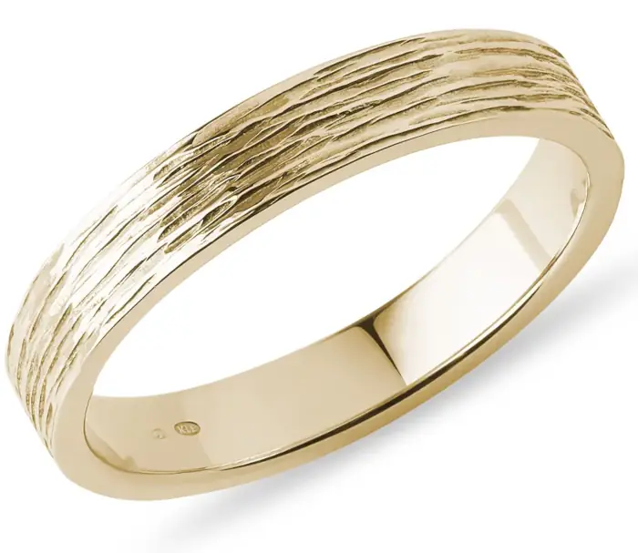 Luxusní pánský zlatý snubní prsten s rytinou