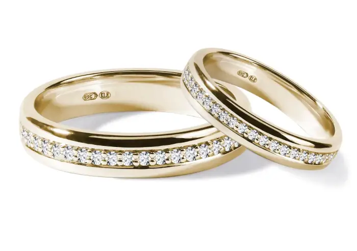 Luxusní set zlatých snubních prstenů s diamanty a brilianty po celém obvodu