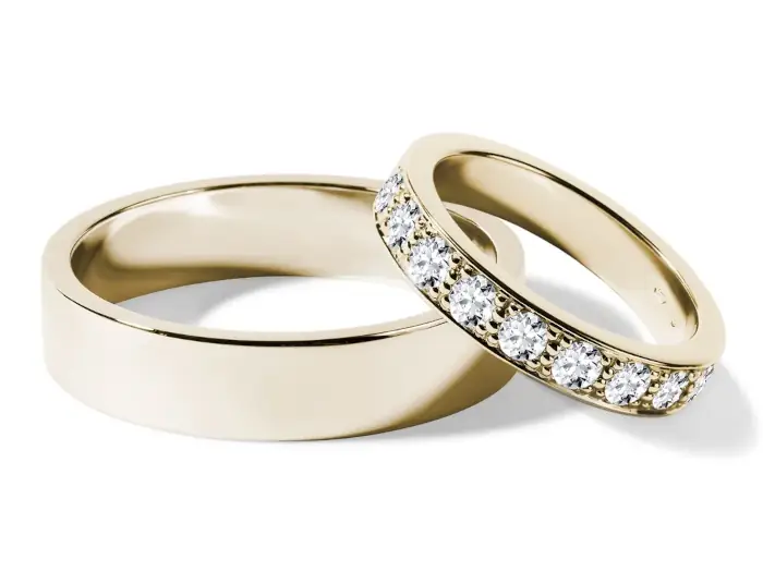 Luxusní set zlatých snubních prstenů s hranatým profilem