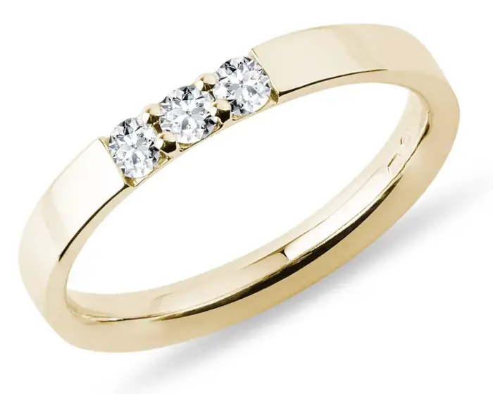 Luxusní zlatý snubní prsten se třemi diamanty