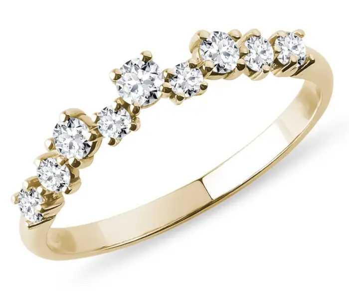 Moderní diamantový snubní prsten ze žlutého 14k zlata