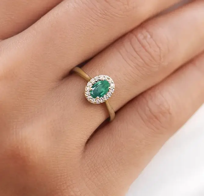 Luxusní zlatý prsten se smaragdy a brilianty