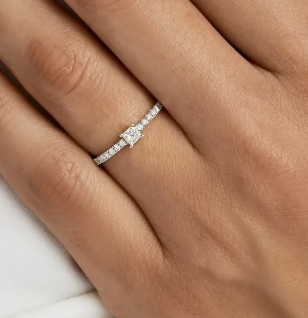 Luxusní zásnubní prstýnek s princess diamantem