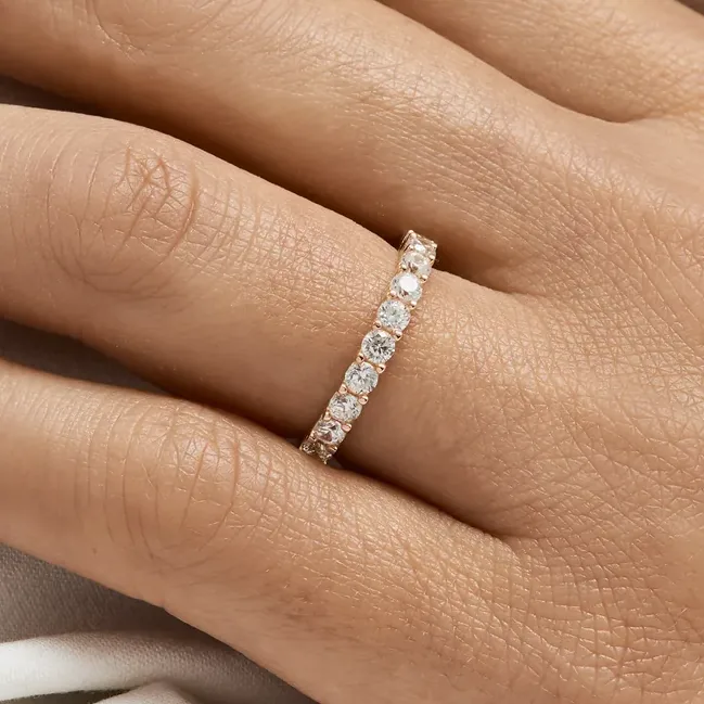 Dámský růžovozlatý snubní prsten s diamanty