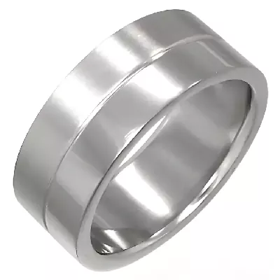 Moderní pánský prsten z chirurgické oceli se žlábkem uprostřed